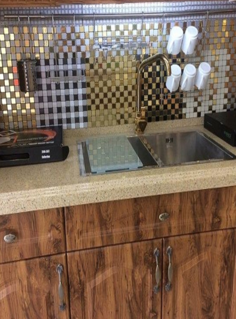 اشپزخانه ای دلنشین با تایل های مقاوم و ضدخش شیشه ای